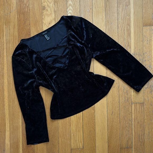 Black Crushed Velvet Criss Cross V-Neck Crop Top Size Medium - Picture 4 of 9